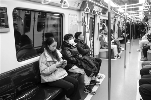 市民在乘坐碳纤维地铁列车